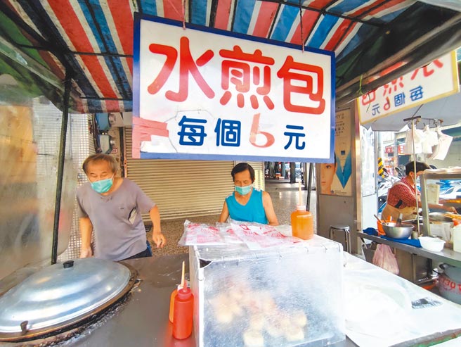 員林有許多超便宜的銅板美食，像5元小蛋糕、6元水煎包、7元的高麗菜煎餅，就連豬血湯也只要15元。（吳建輝攝）