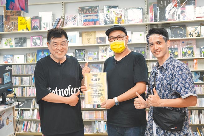 高志（右起）致贈佳佳唱片行鄭老闆感謝狀，讓孫德榮與有榮焉。（國興衛視提供）