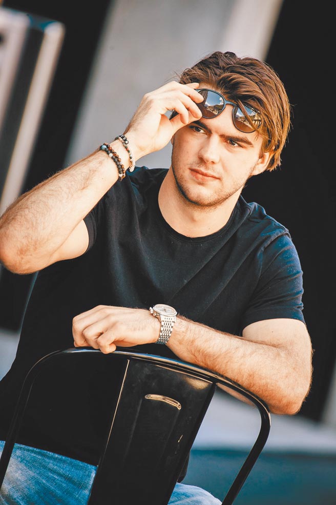 宝齐莱邀请冰球明星Nico Hischier担任广告代言人，与新世代的年轻新富沟通。（ Carl F.Bucherer提供）