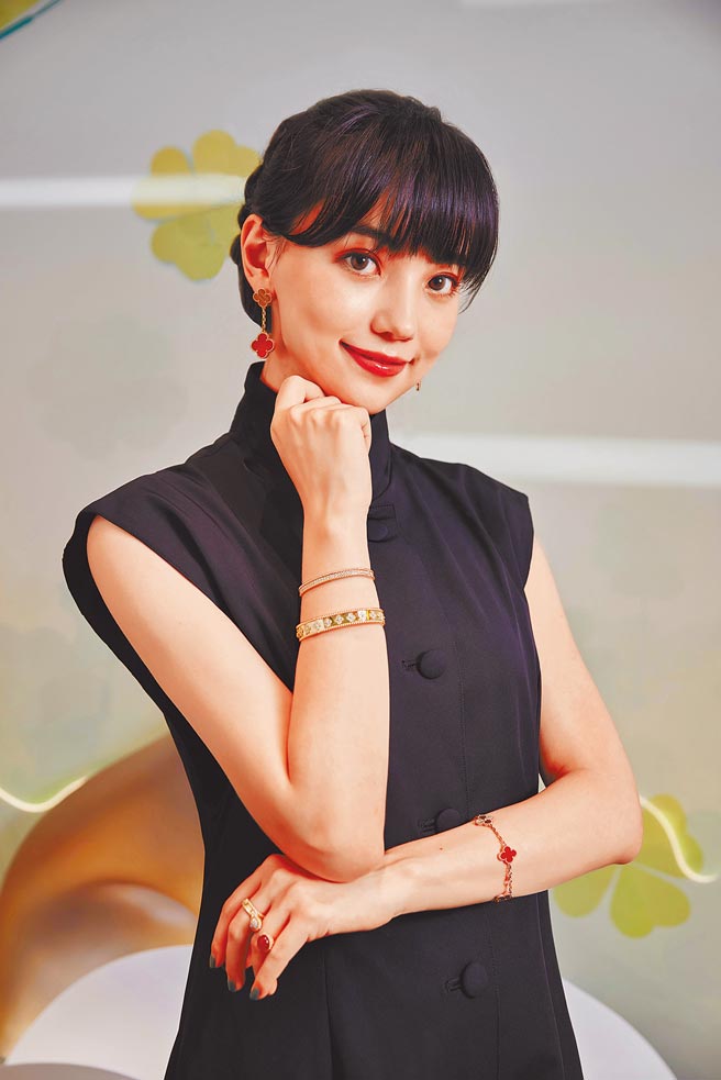 黑嘉嘉星运如日中天，走访梵克雅宝SOGO復兴店，幸运草Alhambra加身更添气场。（Van Cleef & Arpels提供）