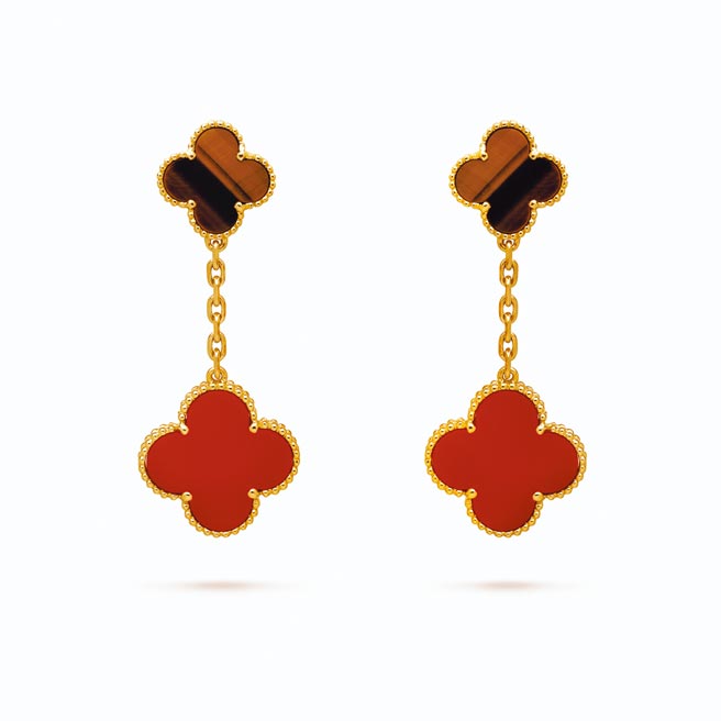 梵克雅宝Magic Alhambra耳环，主石为红玉髓，约20万元。（Van Cleef & Arpels提供）