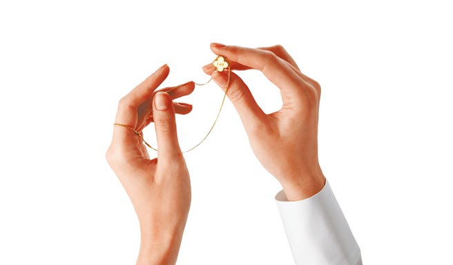 今年年度限量蔷薇辉石Alhambra限量吊坠，可提供背面鐫刻服务。（Van Cleef & Arpels提供）