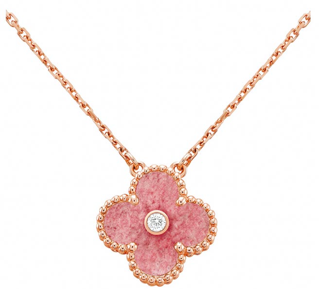 梵克雅宝2021年限量版Vintage Alhambra吊坠，蔷薇辉石，11万1000元。（Van Cleef & Arpels提供）