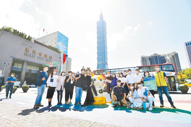 今年臺北市观传局与「黄阿玛的后宫生活」合作打造「挥舞彩虹的猫」彩虹公仔，已于市府前现身。（臺北市政府提供）