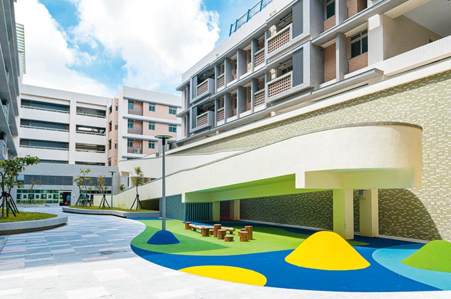 梧栖三民好宅在北院中庭设置游憩区，设计时把临海特性列入考量，让内庭环境四季宜居。（臺中市政府提供）