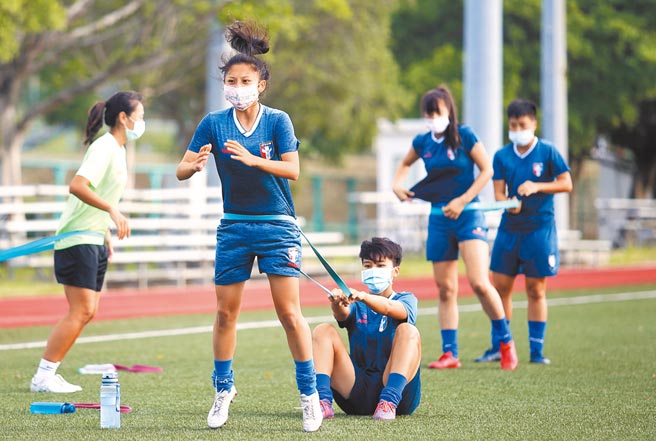 中華女足8日進行出征巴林前最後一次訓練，重量訓練的分量不輕，圖為中場球員張季蘭（左二）進行彈力繩訓練。（李弘斌攝）