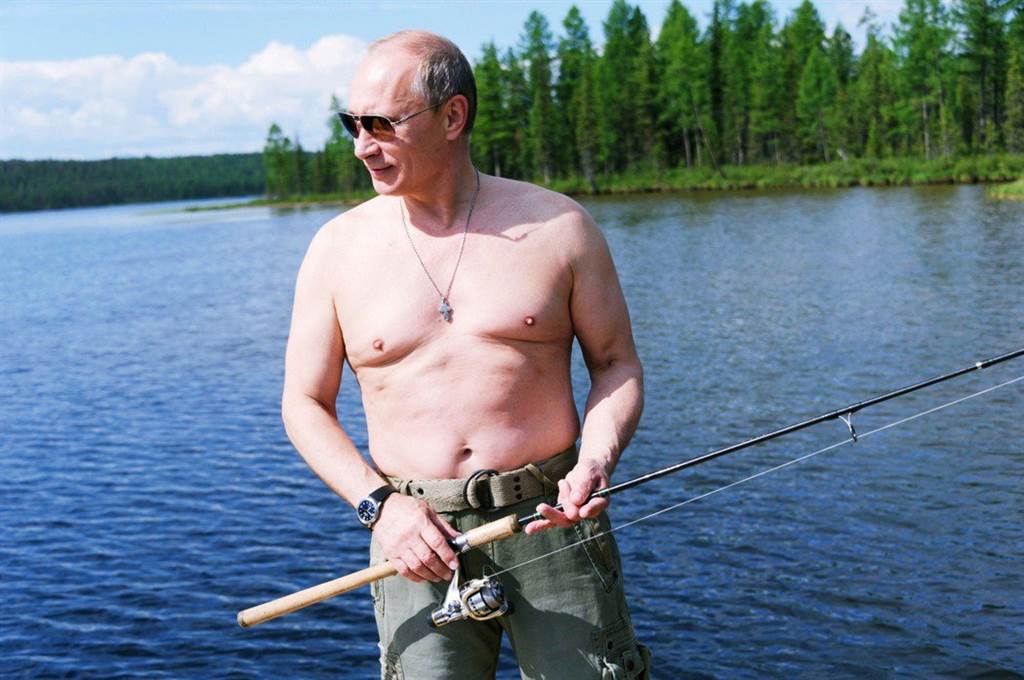普丁渡假时的钓鱼照片，他喜欢光着上身，有突显男子气概形象的用意。(图/俄罗斯政府推特)(photo:ChinaTimes)