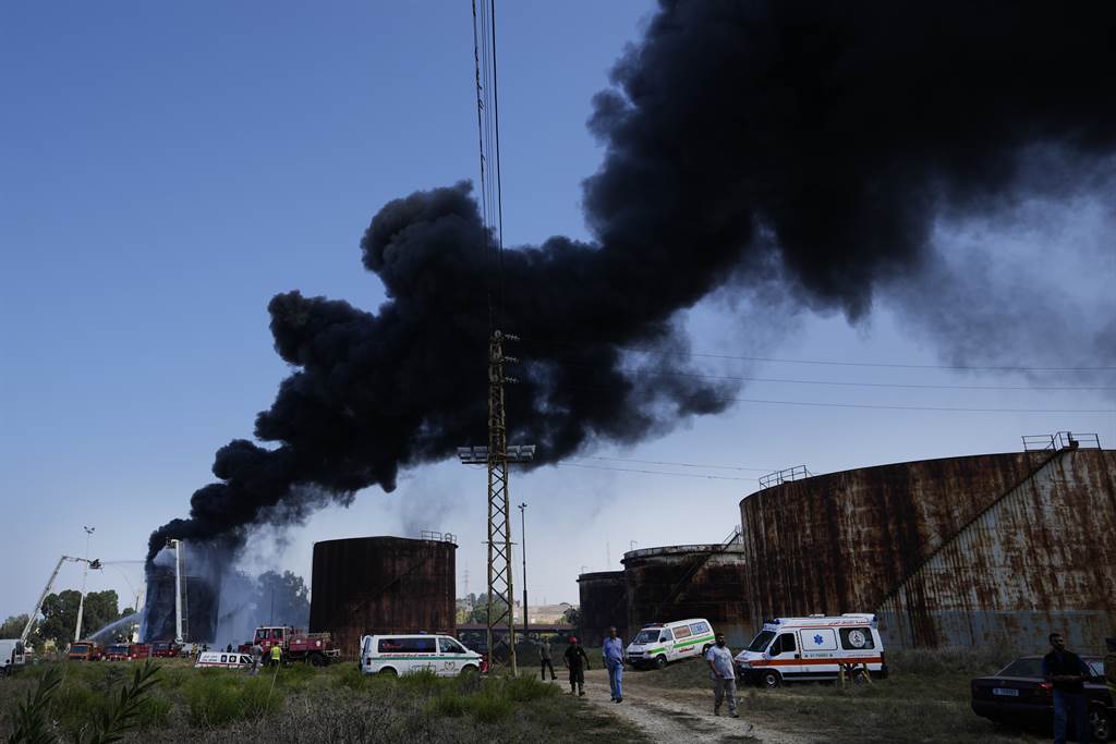 黎巴嫩南部一座位于萨拉尼（Zahrani）的汽油储存槽爆发大火，现在还不清楚起火原因。（图／美联社）(photo:ChinaTimes)