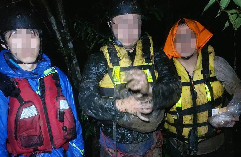 新竹尖石泰崗野溪溫泉6人受困，早先獲救3名男子。（羅浚濱翻攝）