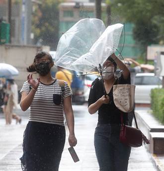 用鏡頭看台灣》輕颱圓規強風驟雨 為國慶連假收尾