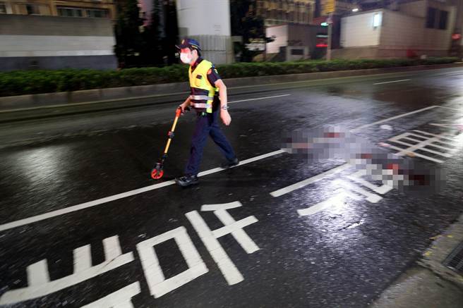 警方到场进行车祸后续处理。（黄世麒摄）