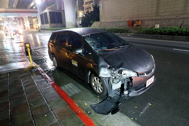 肇事的多元计程车右前方车头受损严重，挡风玻璃也破裂，可见事发当下撞击力道之猛烈。（黄世麒摄）