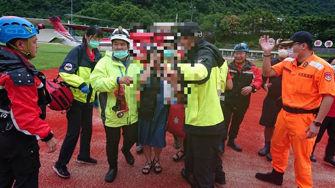 16名民眾受困南澳神秘沙滩海蚀洞，消防局派遣人车前往救援。（宜兰县消防局提供／李忠一宜兰传真）　