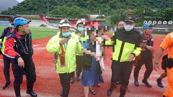 16名民眾受困南澳神秘沙滩海蚀洞，消防局派遣人车前往救援。（宜兰县消防局提供／李忠一宜兰传真）　