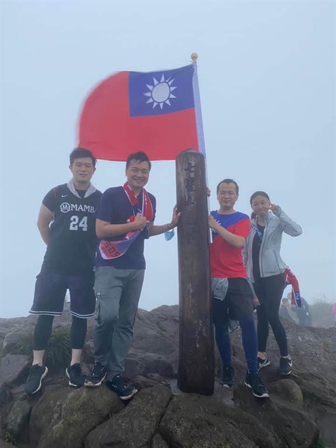 台北市議員羅智強辦公室主任楊植斗（左二）也一起攻頂七星山。（圖／摘自楊植斗臉書）