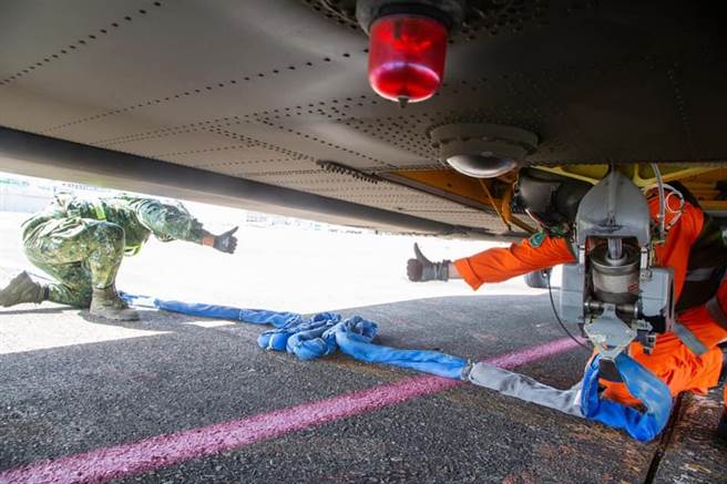 吊掛機工長與地面作業人員完美配合，完成國旗勾接。（圖／軍聞社提供）