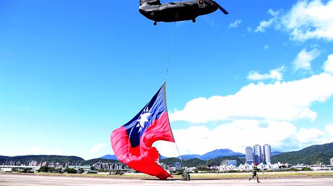 飛行員與地面人員配合，CH-47吊掛國旗準備升空。（圖／軍聞社提供）