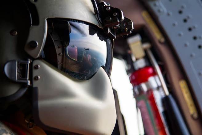 機工長時刻確認飛機編隊位置。（圖／軍聞社提供）