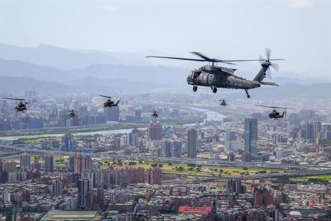 旋翼機隊以階梯方式編隊，避開前方直昇機尾流。（圖／軍聞社提供）