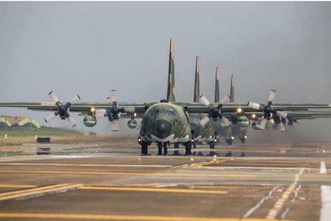C-130H型運輸機滑行。（圖／軍聞社提供）