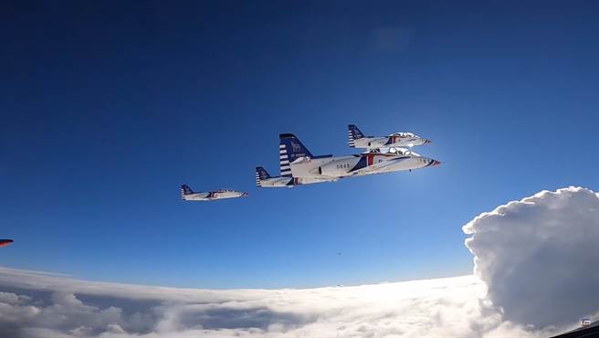 空軍雷虎特技小組飛行畫面。（圖／軍聞社提供）