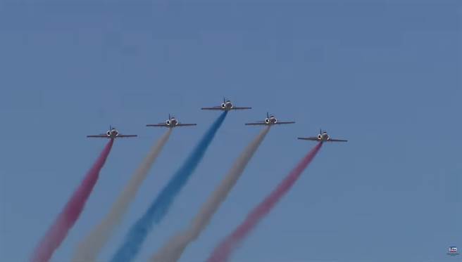 空軍雷虎特技小組噴射藍、白、紅三色彩煙。（圖／軍聞社提供）