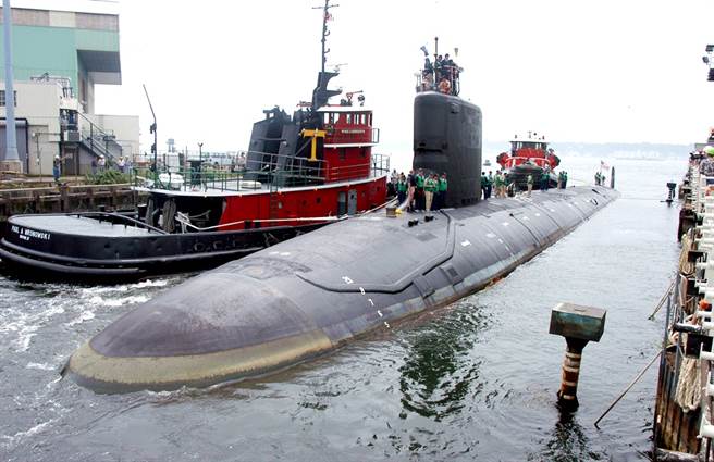 一名美國海軍核工程師及他的妻子試圖將美國核動力潛艦的設計機密賣給外國，他們被FBI識破後於9日被捕。圖為美國維吉尼亞級核動力潛艦。（資料照／美聯社）