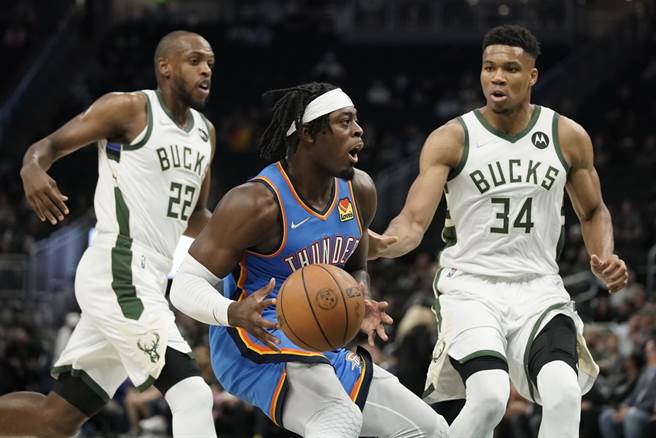 雷霆后卫托特(中)切入遭遇阿提托康波(右)、米德顿两名公鹿球员包夹。(美联社)