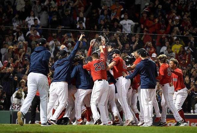 红袜在延长赛第13局再见全垒打击败光芒，系列赛取得2胜1负听牌优势。（路透）