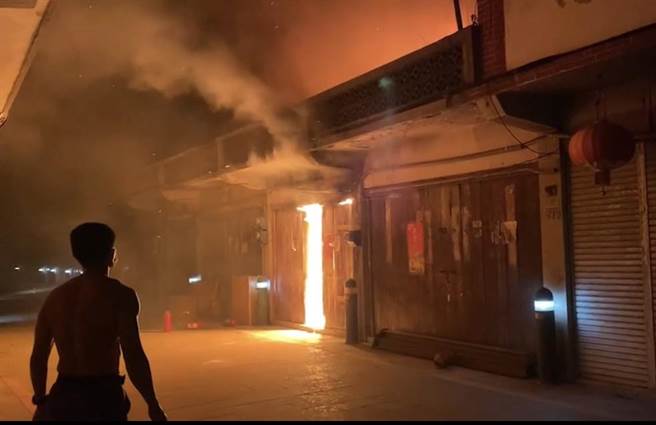 金門料羅新興街1棟開設木工行的民宅，昨天深夜突然竄出無名大火，縣消防局出動8車16人灌救。（民眾提供）