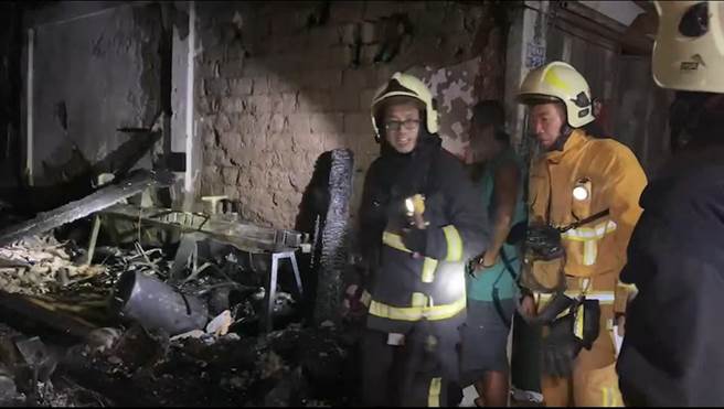 縣消防局出動8車16人灌救，火勢在半小時後撲滅，現場燒得一片焦黑狼藉，燃燒面積初估約25平方公尺。（民眾提供）