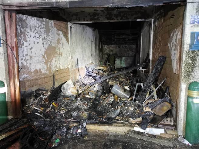 現場燒得一片焦黑狼藉，燃燒面積初估約25平方公尺。（金門縣消防局提供）