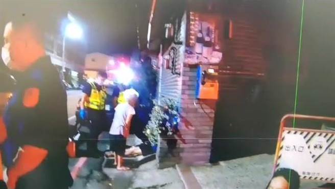 林男由119送往中国医药大学附设医院治疗，伤势已无大碍；现场林男母亲见状上前劝架。（民眾提供／卢金足台中传真）