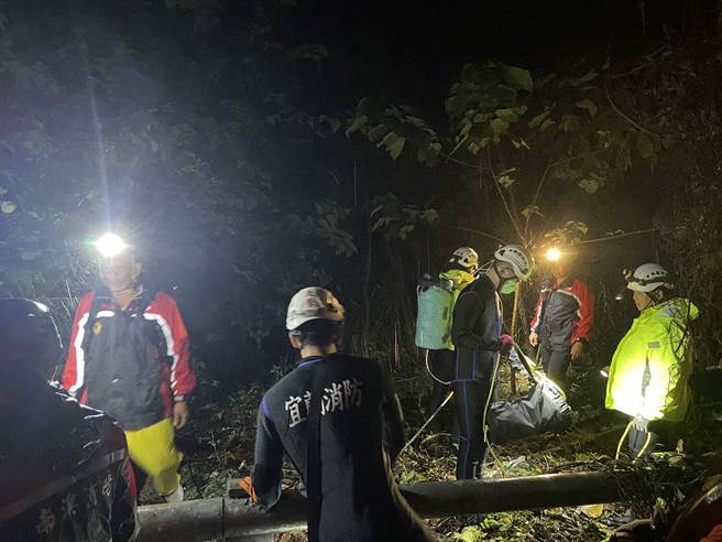 搜救人员携带山域及救生装备，预计从海蚀洞上方下切救援。(戴志扬翻摄)