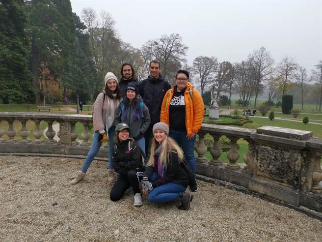 北科大学生王茹怡（蹲位左1）前往奥地利交换，与好友体验当地人文之美。（王茹怡提供／林志成台北传真）