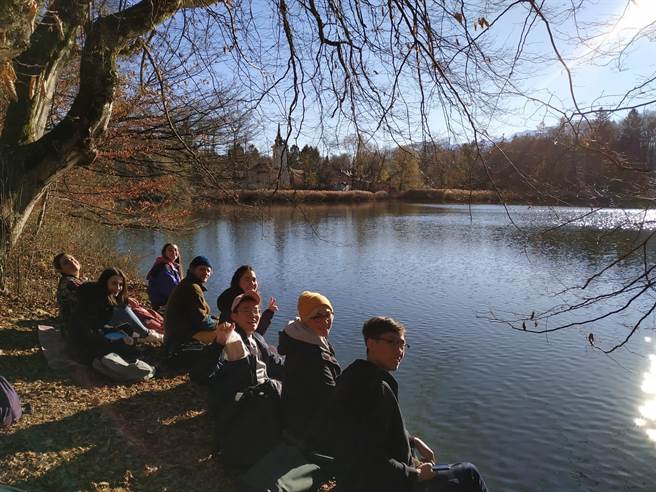 南台科大学生陈昊谦（右三）前往奥地利交换，与义大利、罗马尼亚、德国、西班牙跟芬兰同学一同旅行。（陈昊谦提供／林志成台北传真）