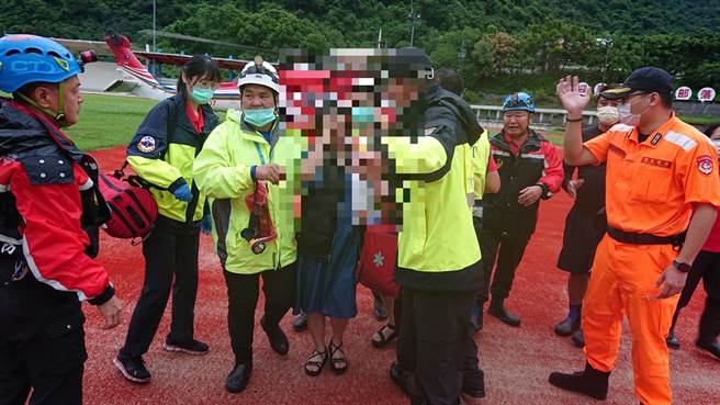 空勤直升机清晨5时50分自花莲机场起飞，第一架次救出6名大人、5名小孩，第二架次救出另外5人，有一名因孕妇脚擦伤、一名孩童额头擦伤送医，16人均安。(戴志扬翻摄)