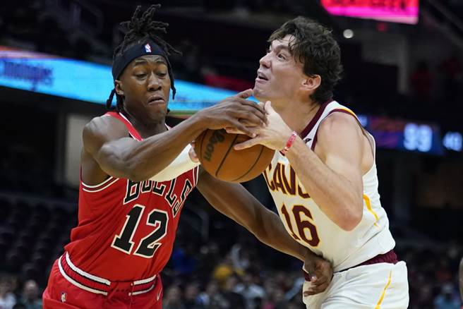 公牛后卫多桑姆(左)想要抄截骑士前锋欧斯曼的球。(美联社)