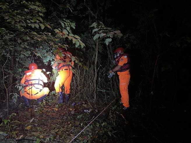 搜救人员在台9丁线海蚀洞上方下切救援，但走了数个小时，却发现下方竟是百余公尺深的断崖。(戴志扬翻摄)