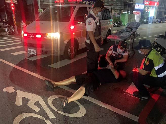 林姓男子10晚间骑车前往高雄港湾区赏国庆焰火，和1对骑车母女发生行车纠纷，竟持机车大锁欲攻击母女，遭警方制止，因精神不稳被强制送医治疗。（翻摄照片／石秀华高雄传真）