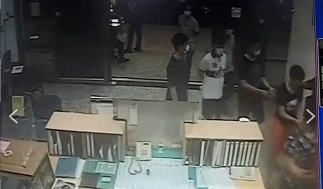 警方将小港区滋事的酒客全数带回派出所内调查。（翻摄照片／石秀华高雄传真）