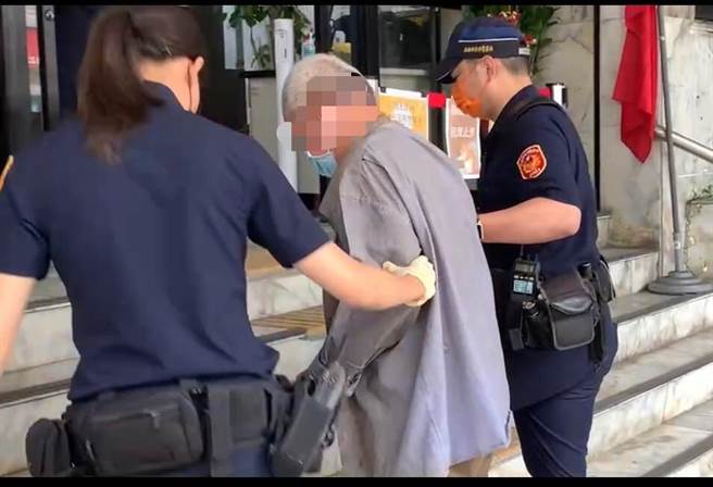 65岁的陈姓男子不满前金区1家超商店员拖地要求他起身，抓伤店员遭警方送办。（翻摄照片／石秀华高雄传真）