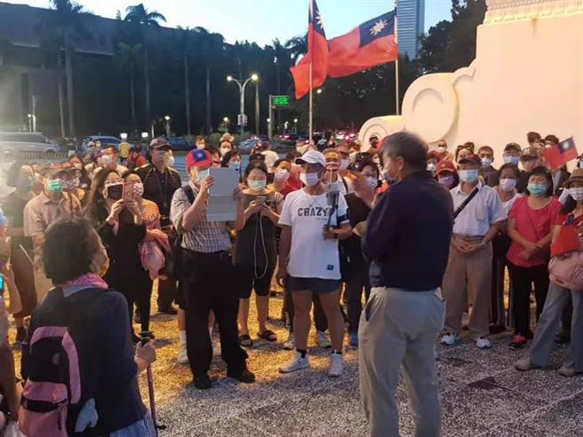 双十国庆，孙文学校总校长张亚中在台北、桃园、新竹等地跑行程，所到之处人潮簇拥，可见他的超高人气。（图／摘自张亚中【孙文学校】脸书）