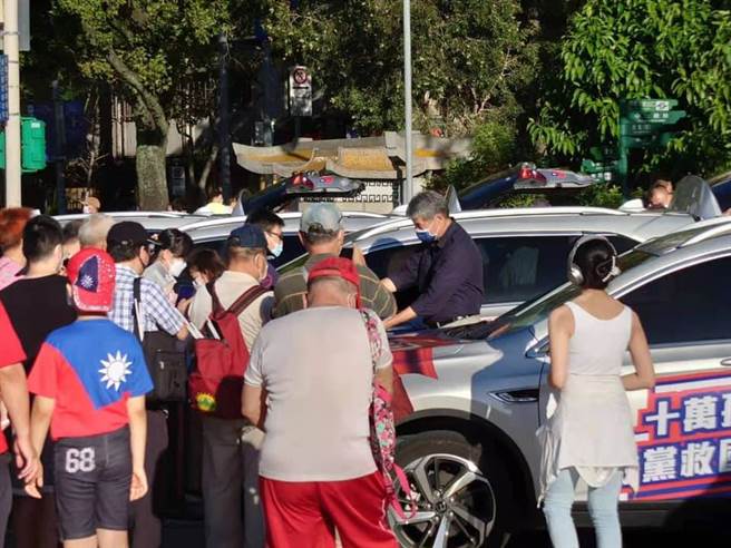 张亚中所到之处人潮簇拥，他也忙着与民眾合照、签名。（图／摘自张亚中【孙文学校】脸书）