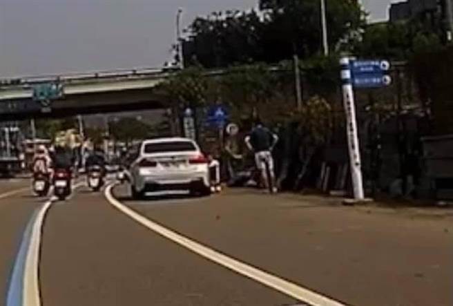 原PO見女子路邊被逼下跪拍下PO網，不料真相竟是烏龍爆料。（圖／翻攝自爆料公社）  