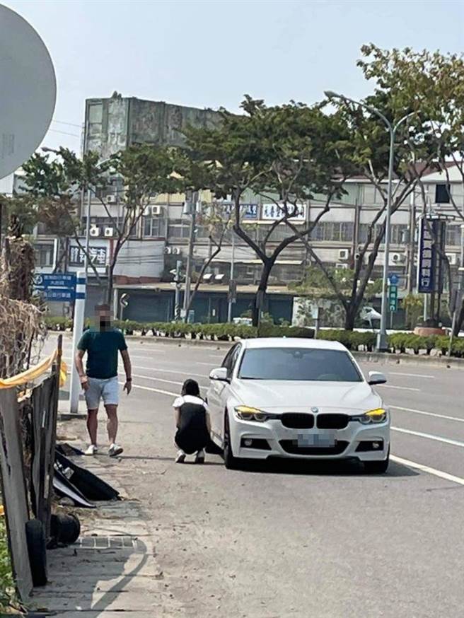 原PO見女子路邊被逼下跪拍下PO網，不料真相竟是烏龍爆料。（圖／翻攝自爆料公社）  