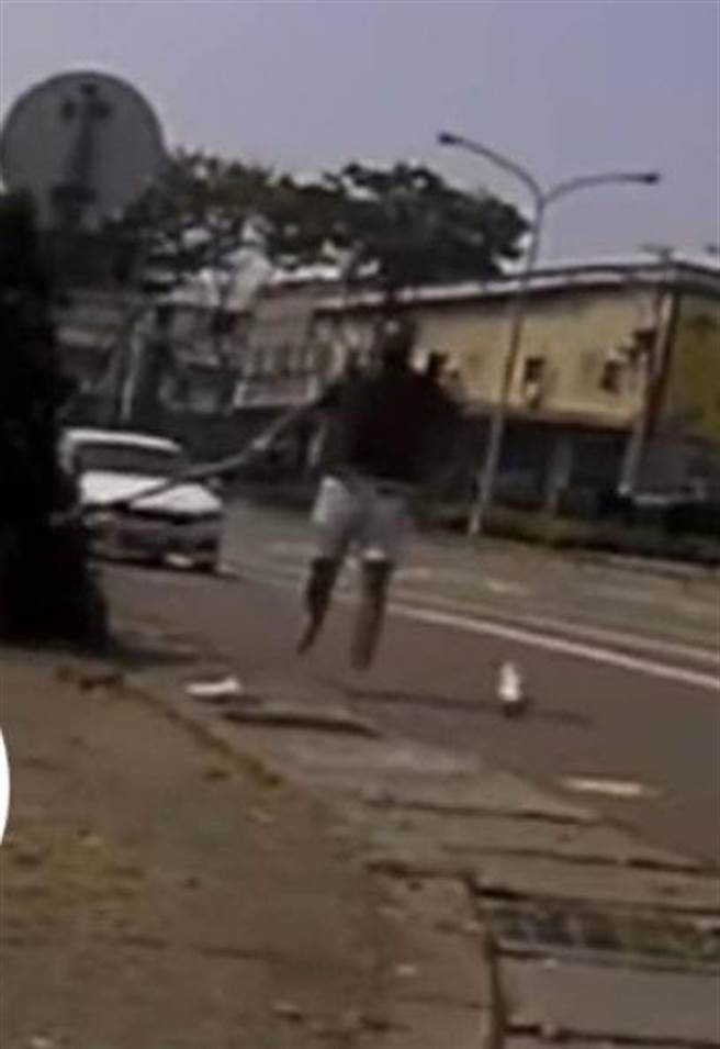 車主見騎士拍照氣得拿棍棒追上來嚇阻。（圖／翻攝自爆料公社）

