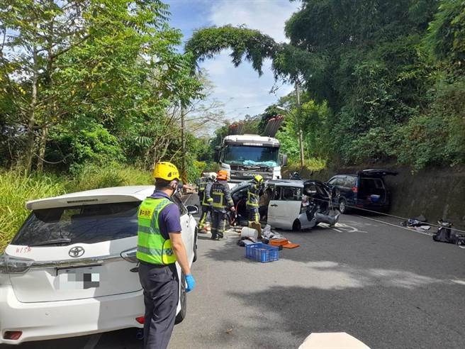 台中市11日上午九時許，北屯區東山路二段發生一起聯結車行駛中，不知何故竟往前追撞前面的4輛自小客車的車禍。（民眾提供／盧金足台中傳真）