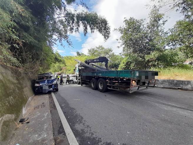 台中市11日上午九時許，北屯區東山路二段發生一起聯結車行駛中，不知何故竟往前追撞前面的4輛自小客車的車禍。（民眾提供／盧金足台中傳真）