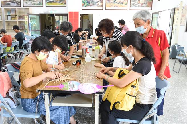 静宜大学「蔺草文化体验暨生态种植工作坊」，善尽社会责任，推动海线共好。（静宜大学提供）